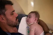 Juliano Cazarré posa com a filha, Maria Guilhermina, em seu colo