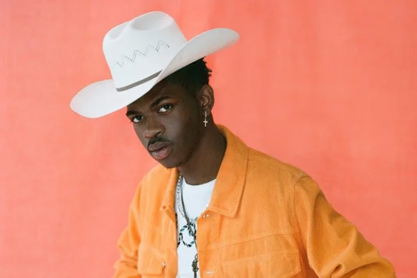 Lil Nas X manda recado para agradecer fãs brasileiros: “Comam minha bunda”
