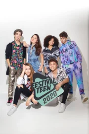 Squad de apresentadores do Festival Teen Live Show 2020 - Em pé: Lucas Burgatti, Juju Franco, Duda Pimenta e Gustavo Paz. Abaixo: Bibi Tatto e Pepê Barbosa