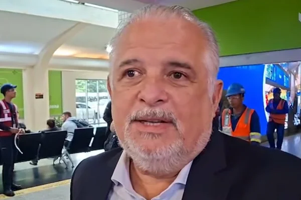 Márcio França chega ao Aeroporto de Congonhas no dia em que é anunciado como vice de Haddad na chapa ao governo de SP - Metrópoles