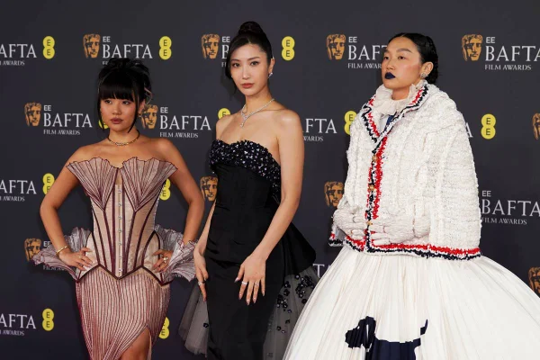 foto com cor. celebridades no tapete vermelho do bafta 2026 - metrópoles