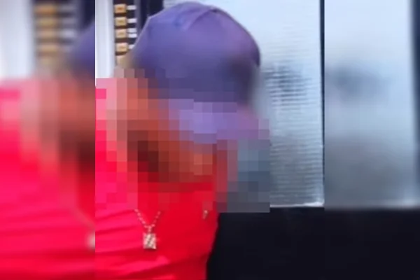 Homem invade casa, tenta estuprar mulher e diz: "Tô com tesão"