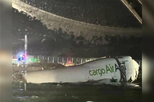 Foto colorida de avião que caiu no mar em Hong Kong - Metrópoles