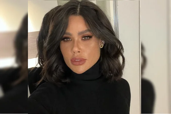 Mulher de cabelo curto