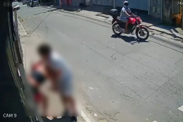 Imagem colorida de mulher sendo esfaqueada pelo companheiro. Metrópoles