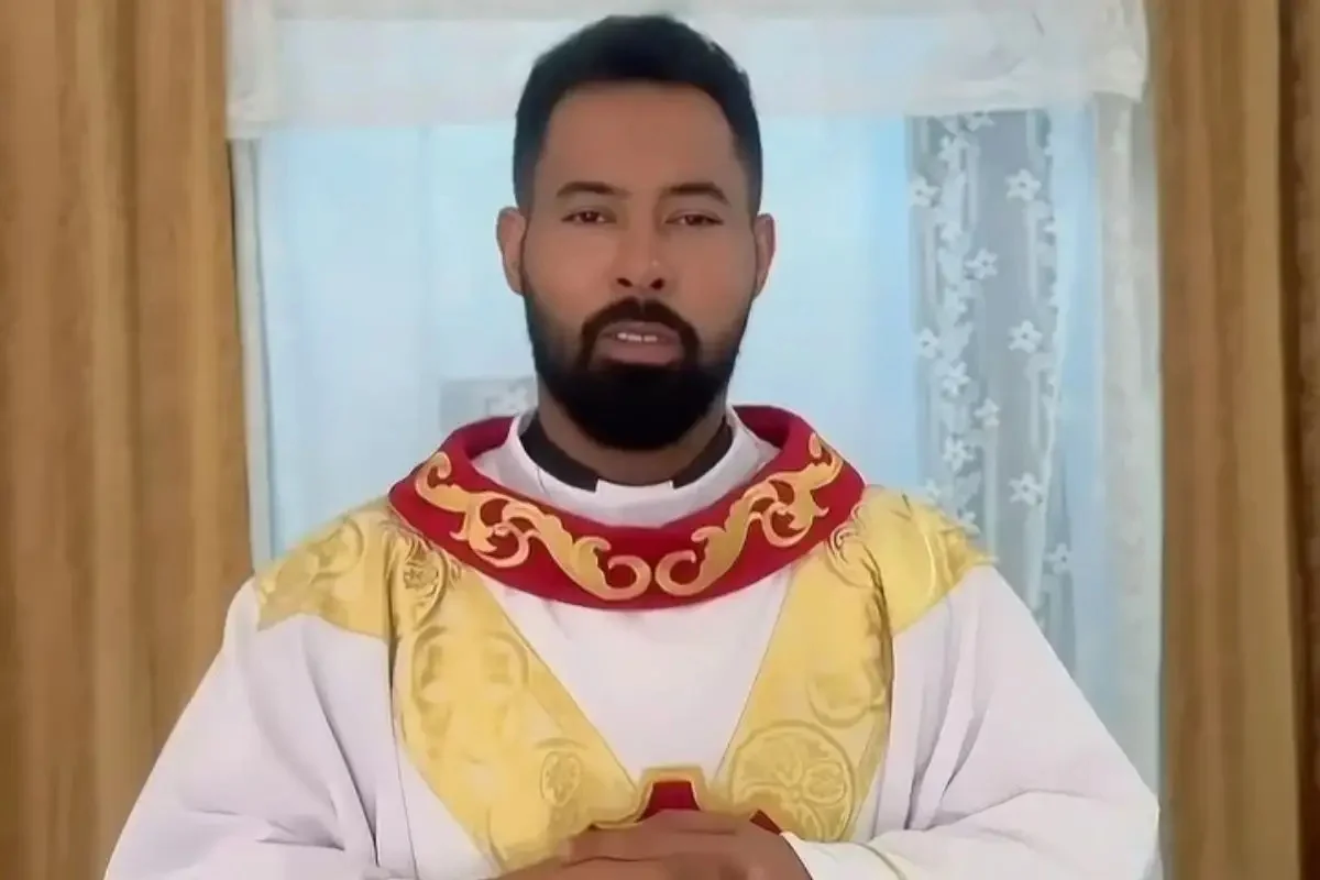 Foto colorida de padre flagrado com noiva de fiel da igreja