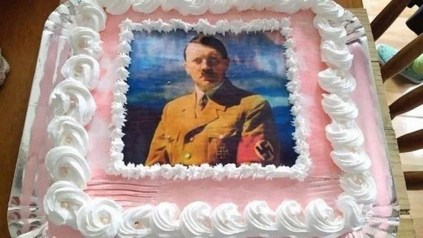 Aluna festeja aniversário com imagem de Hitler em bolo e caso vai para a polícia
