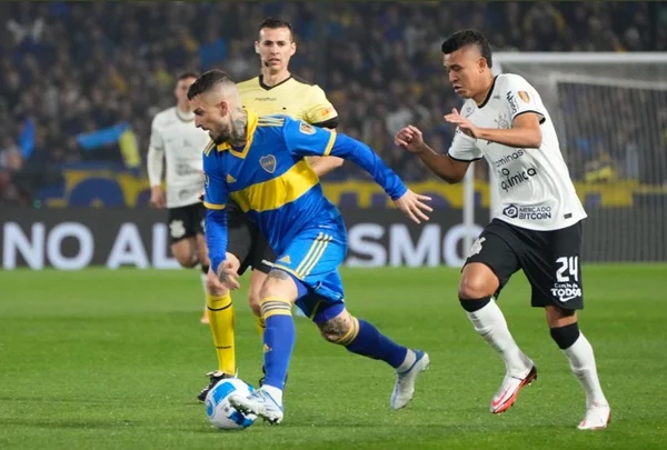 Imagem colorida de Benedetto na partida contra o Corinthians pelas oitavas de final da Libertadores 2022