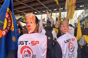 Manifestantes protestam contra tarifaço de Trump