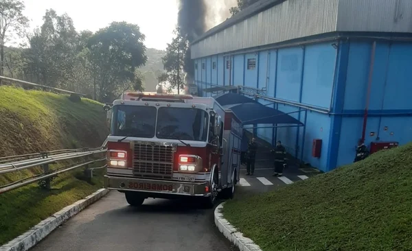 Imagem mostra caminhão dos bombeiros em meio à combate a incêndio - Metrópoles