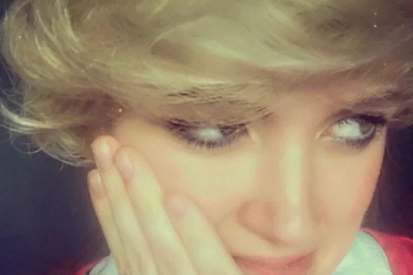 Sophie Eales, jovem que se parece com Lady Di