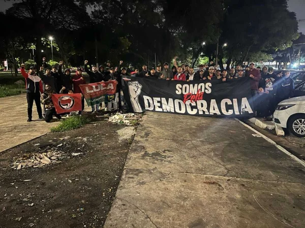 Torcida do Corinthians libera via bloqueada por bolsonaristas