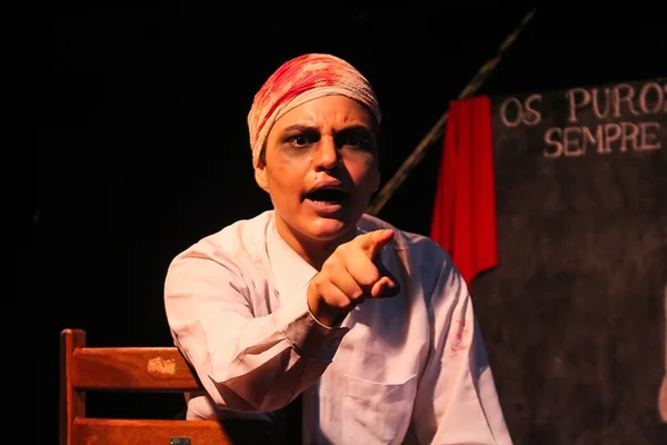 Peça sobre homofobia e opressão lota teatro e arranca aplausos na UnB