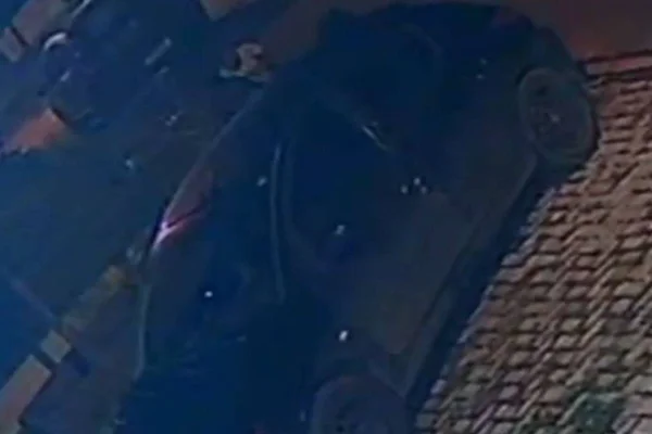 Vídeo: tranca de carro dá pane, e casal furta veículo em garagem no DF