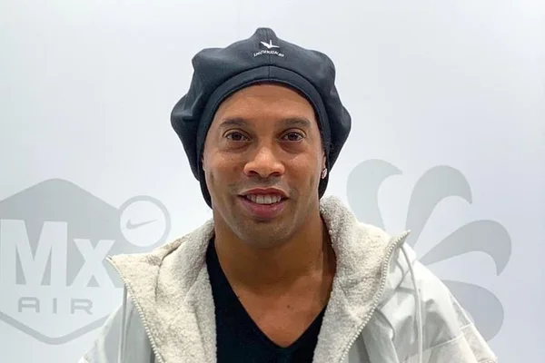 Preso, Ronaldinho Gaúcho aparece em sacada de hotel no Paraguai