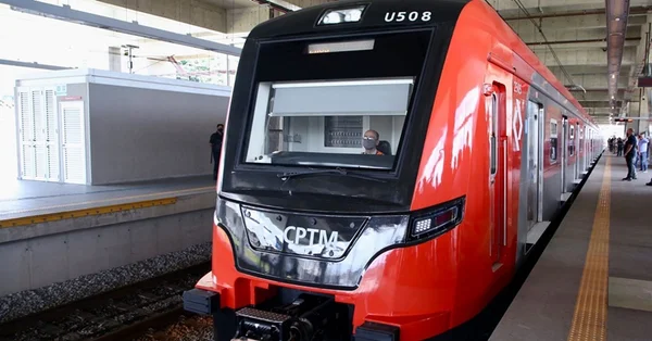 trem vermelho em estação