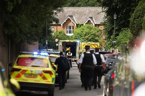 Carro invade escola de Wimbledon, na Inglaterra, e mata menina de 8 anos