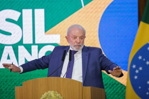 Lula ao microfone - Metrópoles