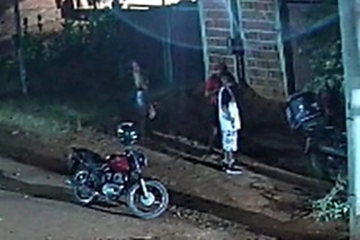 Irmãos na casa da vítima Irmãos na casa da vítima