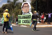 Protesto ocorre em frente ao condomínio onde mora Bolsonaro, em Brasília Protesto ocorre em frente ao condomínio onde mora Bolsonaro, em Brasília