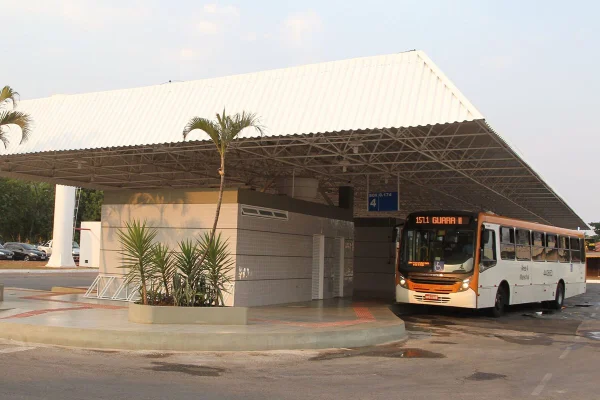 Ônibus da linha 157.1, que liga o Guará II ao Cruzeiro, parado em terminal do Guará. O veículo é laranja e branco - Metrópoles