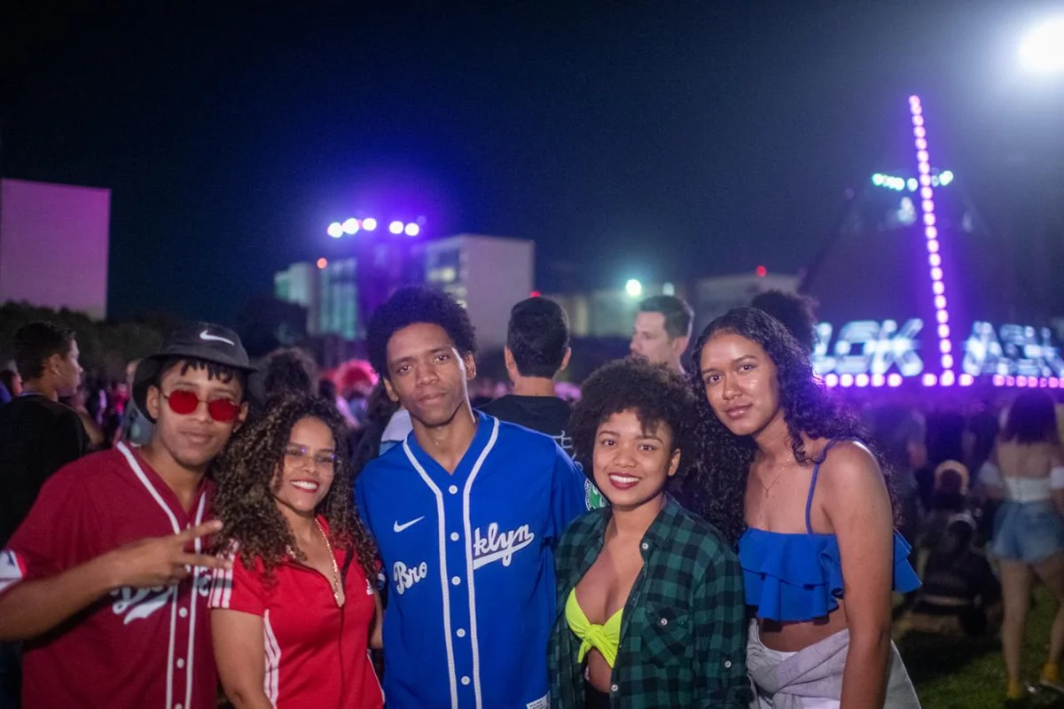 Luz, fogos e espetáculo: Alok leva multidão ao aniversário de Brasília - imagem 2 Luz, fogos e espetáculo: Alok leva multidão ao aniversário de Brasília - imagem 2
