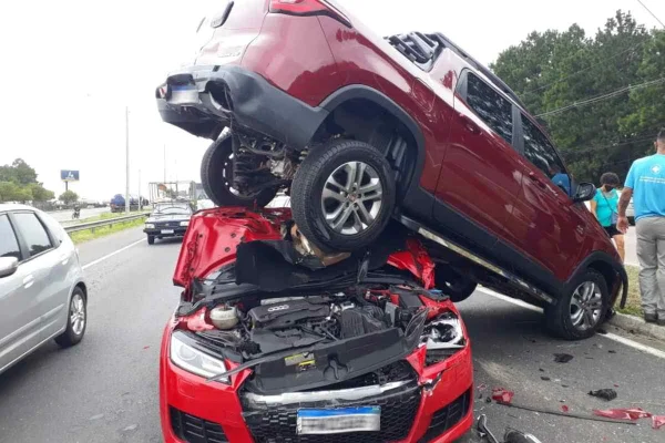 Caminhonete para em cima de carro após engavetamento em rodovia do PR