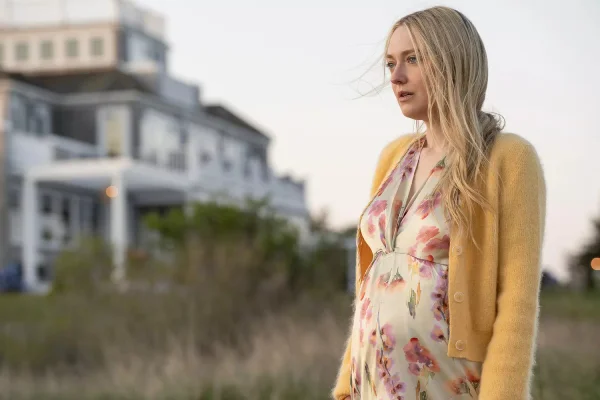 Imagem colorida de uma mulher loira grávida - Metrópoles - Dakota Fanning em O Casal Perfeito