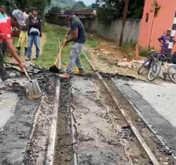 Vídeo: parte de linha do trem é asfaltada no RJ e impede transporte