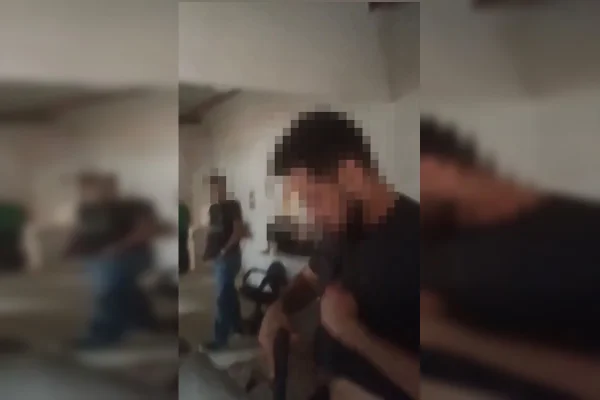 Imagem colorida de homem guardando a arma em casa de homem