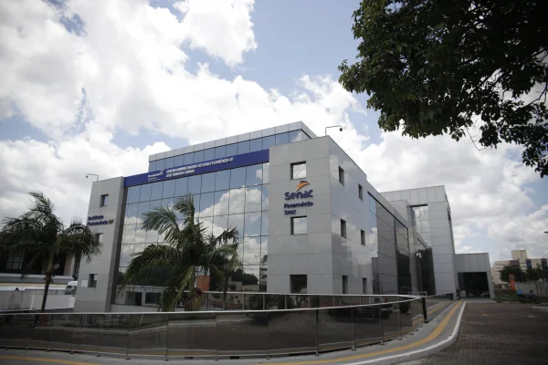 Fotografia colorida mostrando prédio de faculdade-Metrópoles