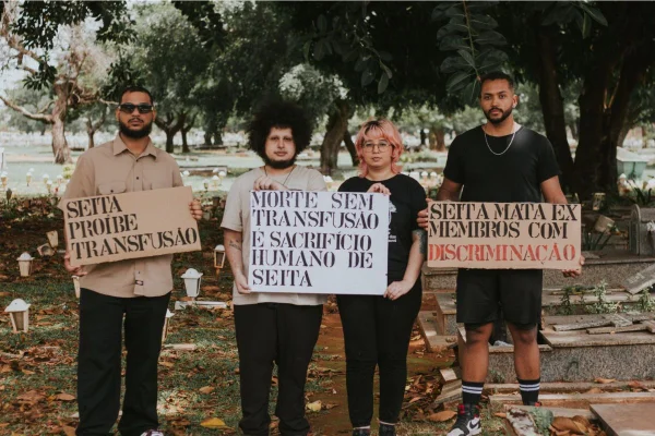 Fotografia colorida de protesto realizado por ex-testemunhas de Jeová em cemitérios. - Metrópoles