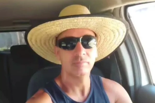 Imagem colorida de homem com chapéu de palha. Metrópoles