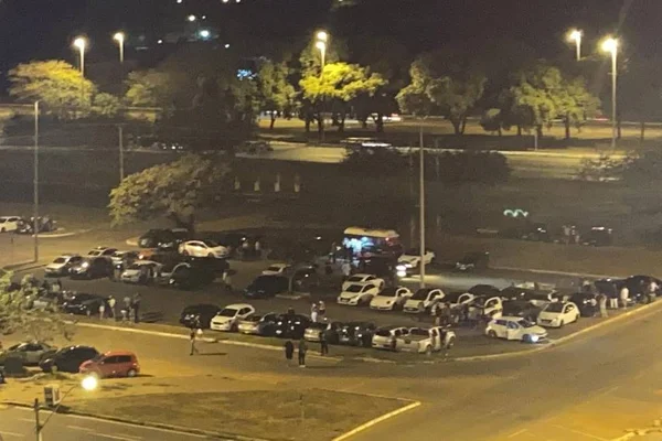 Vídeos mostram motoristas fazendo racha perto de shopping do DF