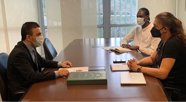 Ministra Ana Moser recebe convidados no gabinete