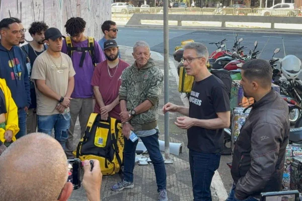 Imagem colorida mostra Romeu Zema em agenda com motoboys. Metrópoles