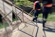 Rompimento de uma tubulação de saneamento causou a queda de um talude, mas não deixou vítimas nem atingiu imóveis, segundo a Defesa Civil Rompimento de uma tubulação de saneamento causou a queda de um talude, mas não deixou vítimas nem atingiu imóveis, segundo a Defesa Civil