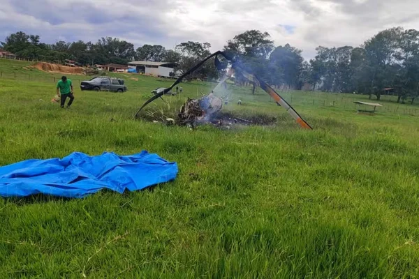 Imagem colorida de helicóptero que caiu em MG - Metrópoles