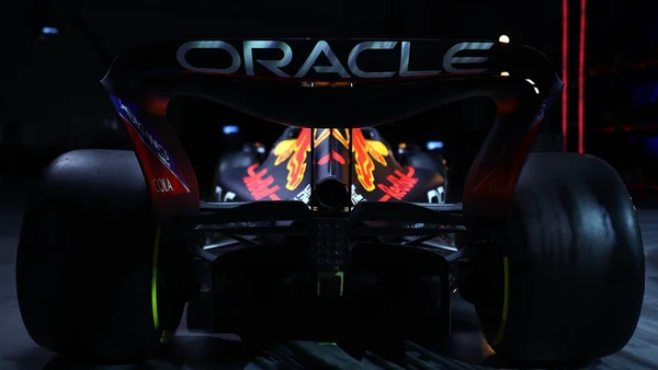Imagem colorida de carro da Red Bull - Metrópoles