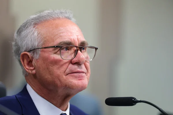 Renan Calheiros durante comissão mista que analisa a Medida Provisória (MP) 1303 25, que tributa aplicações financeiras e ativos virtuais Metropoles 2