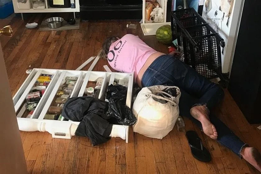 Moradora encontra faxineira dormindo em cozinha após “limpar” bebidas - imagem 4 Moradora encontra faxineira dormindo em cozinha após “limpar” bebidas - imagem 4