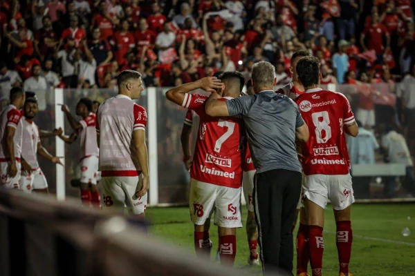 Vila Nova bate o campeão Cruzeiro e fica perto de evitar rebaixamento