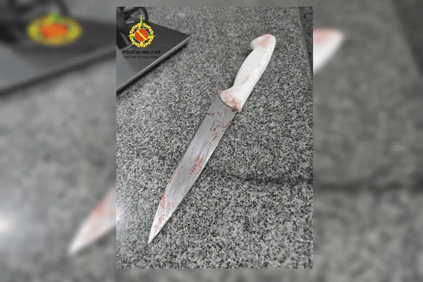 Briga pesada: homem agride mulher, leva facada e os dois vão presos