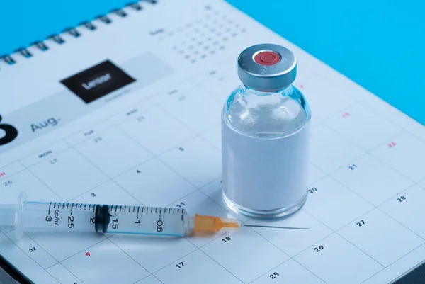 Foto de frasco de vacina sobre calendário - Metrópoles - vacina hepatite b calendário vacinal - Metrópoles