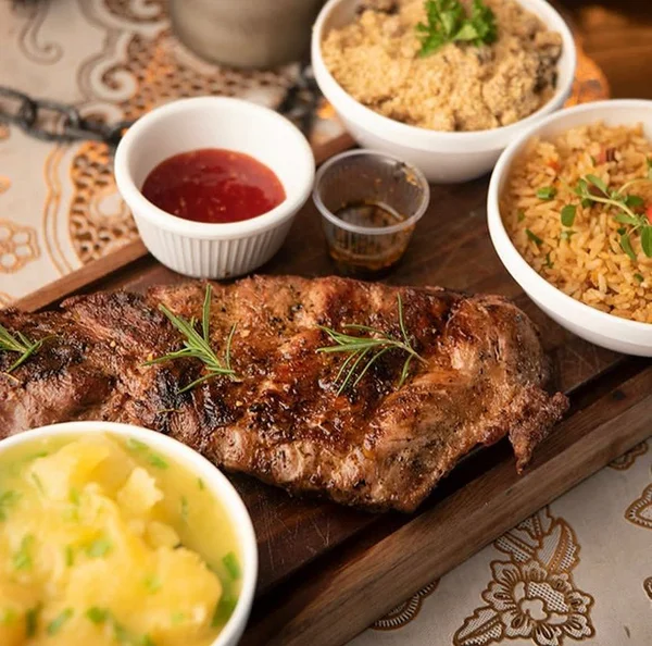 Carne com acompanhamentos