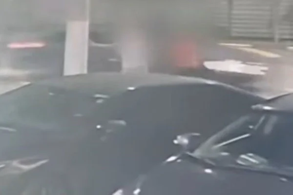 Imagem colorida de carro atropelando um homem, no caso, o ex-jogador de futebol Caíque Andrade - Metrópoles