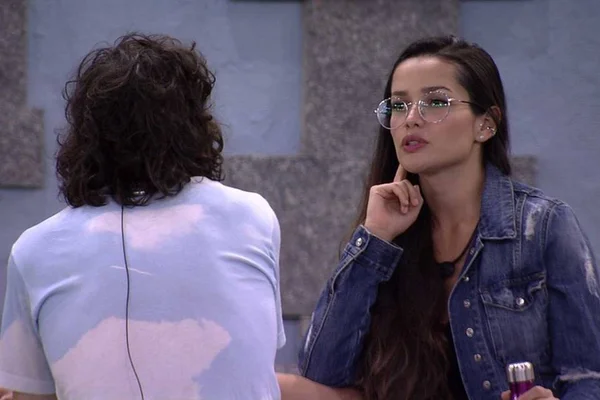 Juliette e Fiuk no jardim do BBB21
