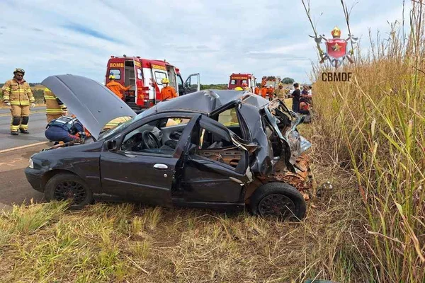 Uma pessoa morre em acidente envolvendo caminhão e carro com 8 ocupantes