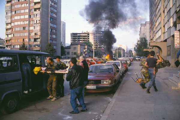 Foto colorida da cidade de Saravejo durante a guerra da Bósnia, em 1992