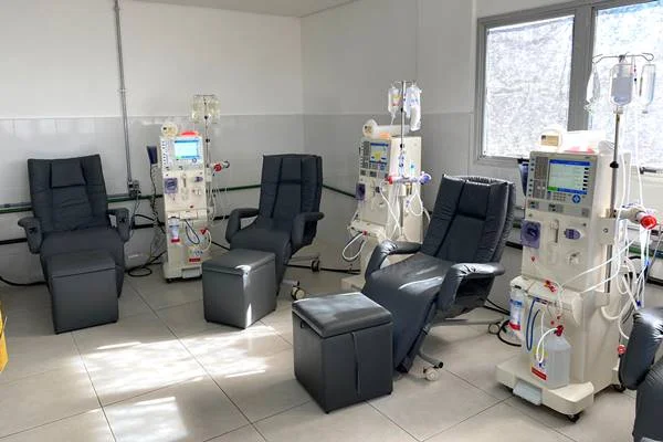 Equipamentos de hemodiálise e poltronas